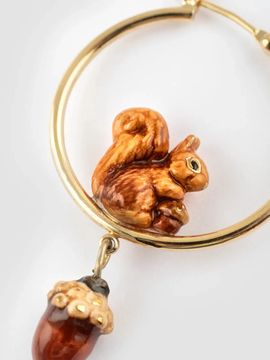Nach Bijoux écureuil et gland petites créoles rondes porcelaine