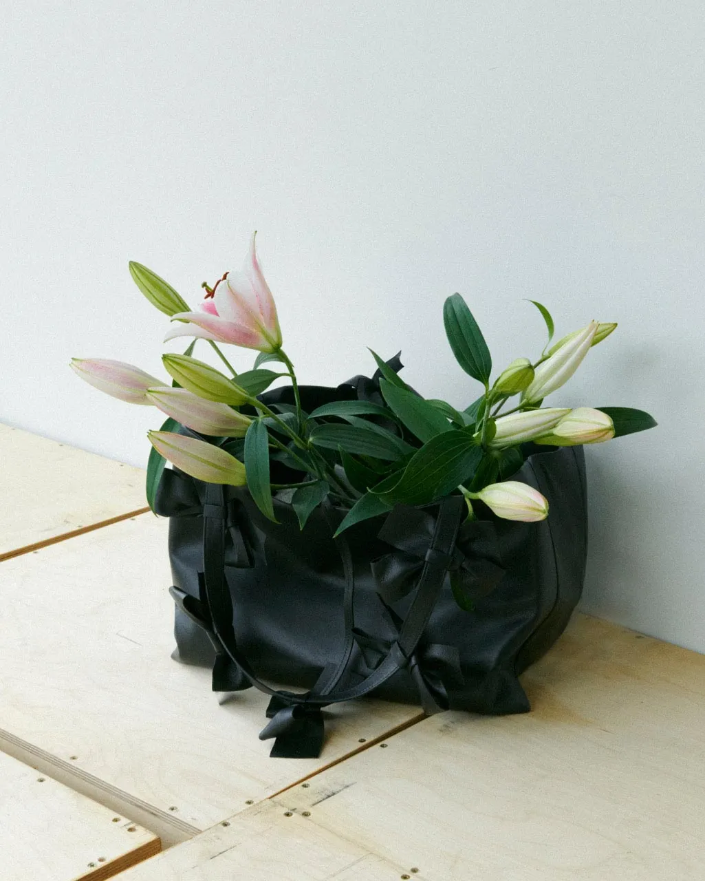 Completedworks Bows grand tote bag cuir noir nœuds