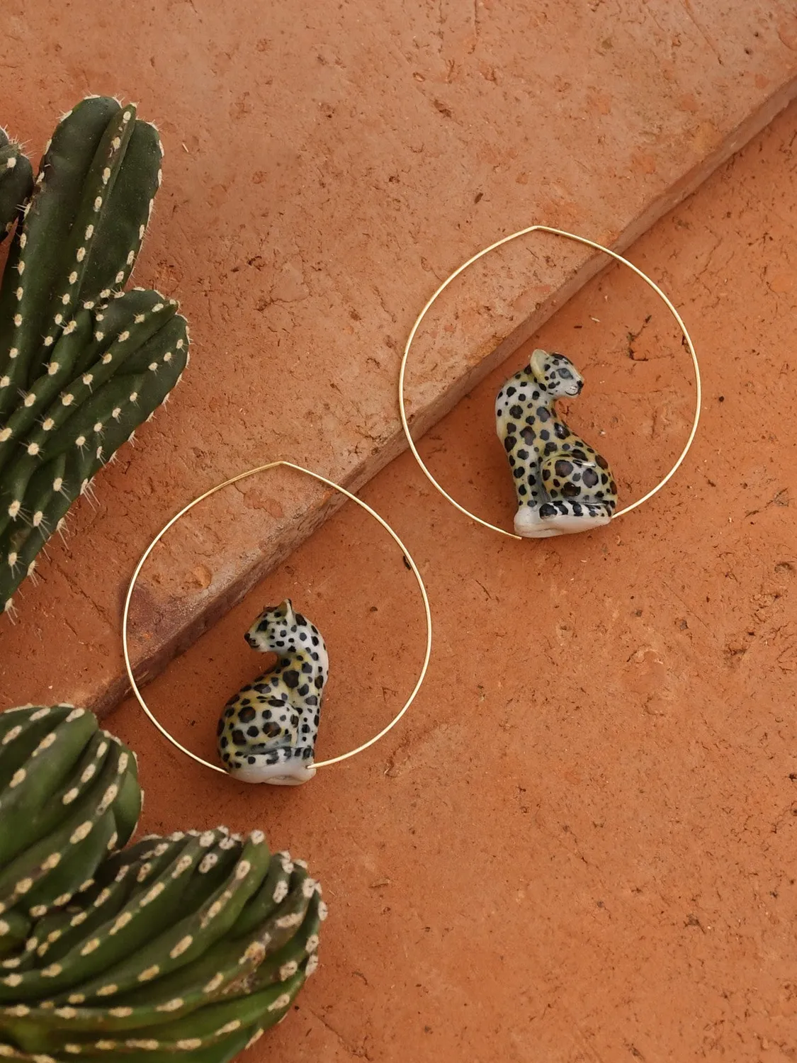 Nach Bijoux grandes créoles léopard boucles d'oreilles porcelaine