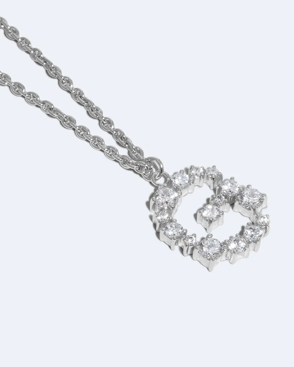 Completedworks Glitchy G pendentif lettre G zircone rhodié