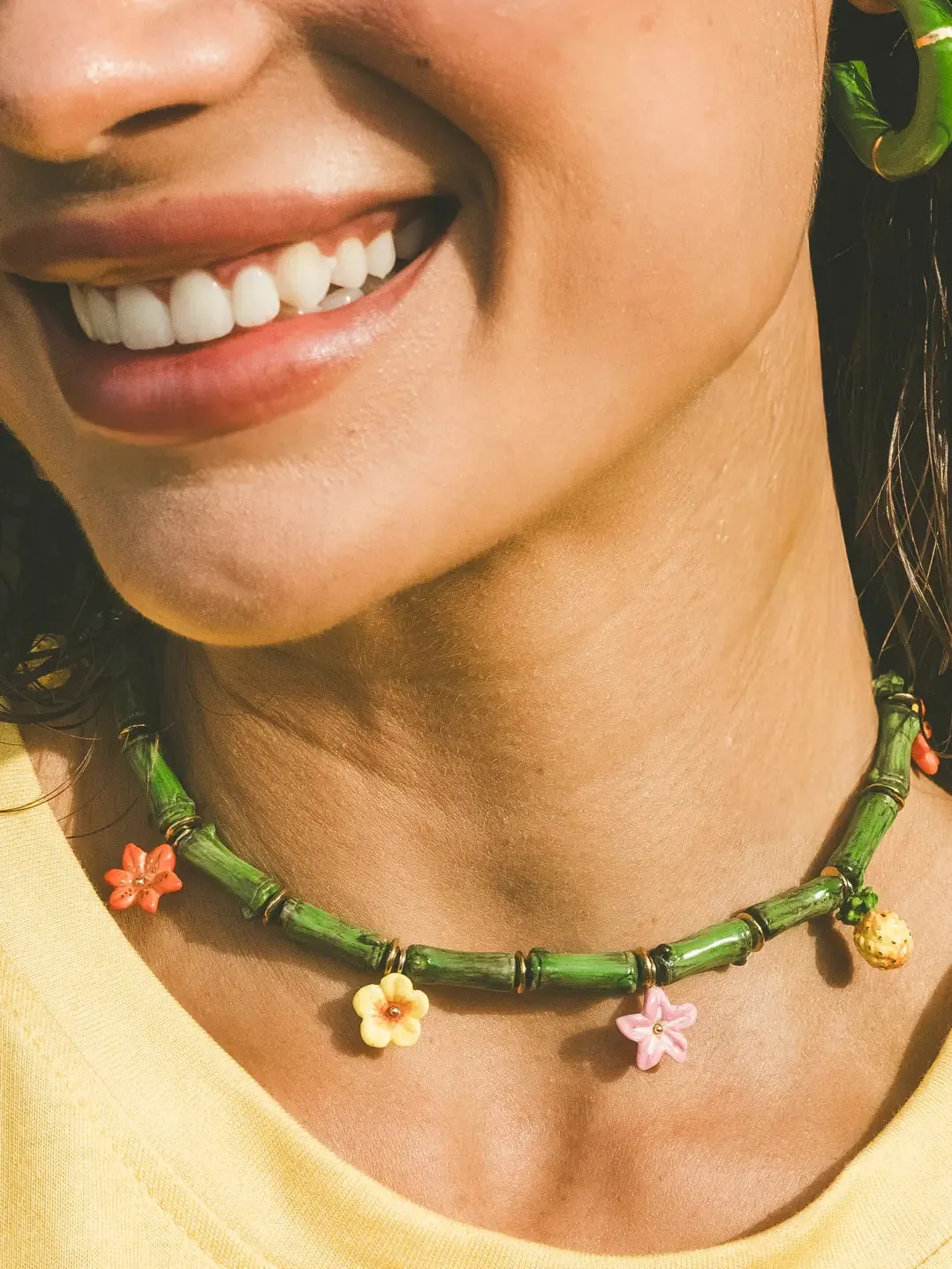Nach Tropical Collier Perles de Bambou fleurs porcelaine vert 80 cm