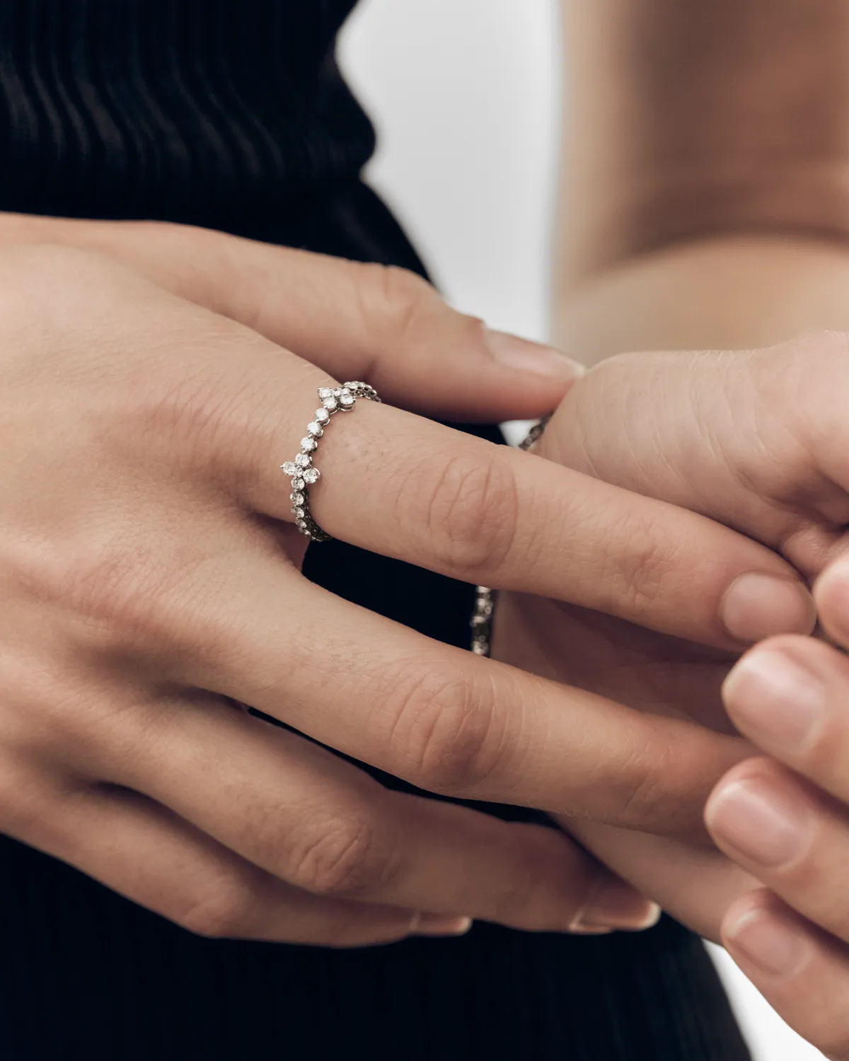 PDPAOLA Maggie Cascade bague or blanc diamants