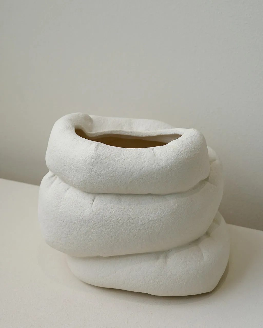 Completedworks Inflated Large Vessel vase beige texturé