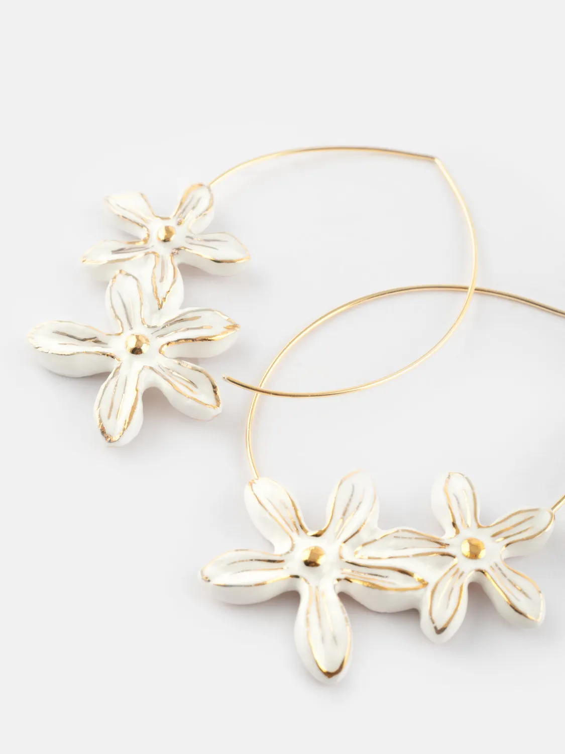 Nach Bijoux grandes créoles fleurs d'Erine blanche porcelaine 45 mm